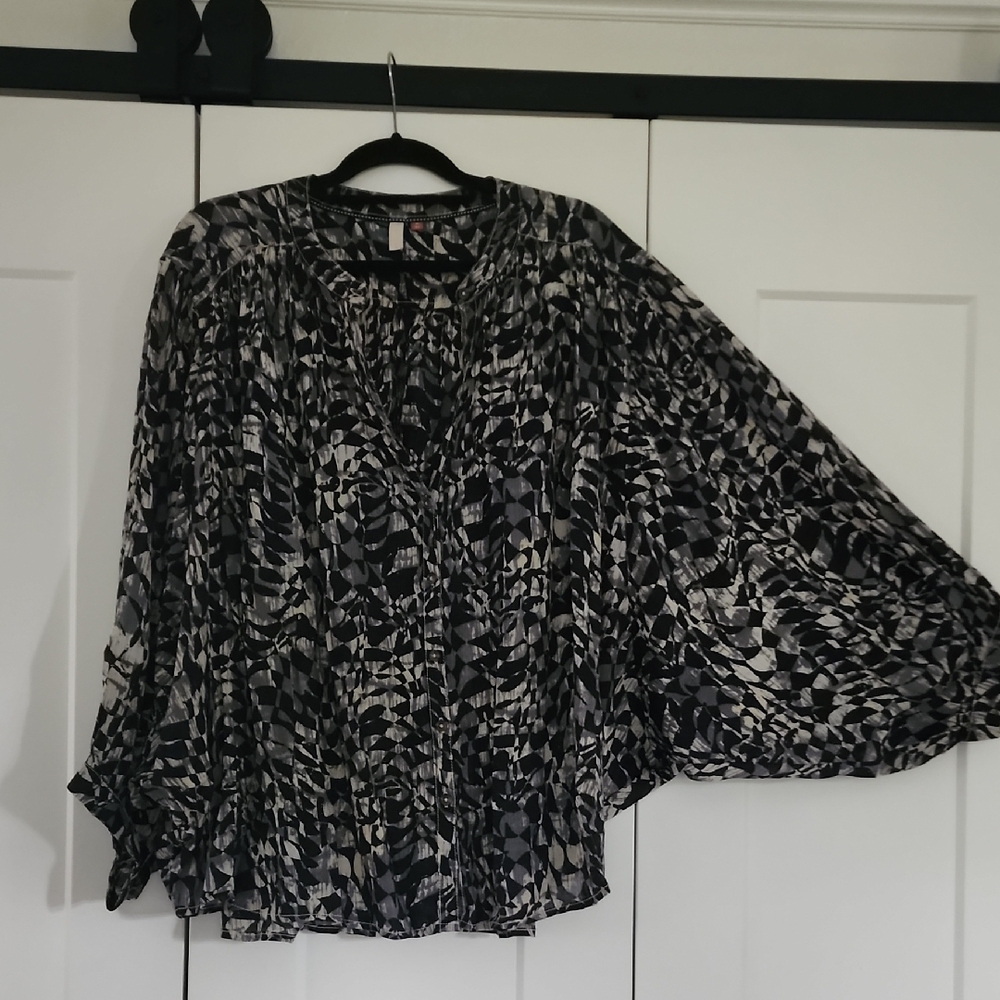 Pilcro Black and White Geometric BATWING Blouse
